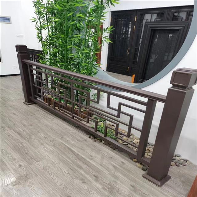 防脱色金属铝护栏功能优势 凹凸造型铝合金护栏别墅效果呈现